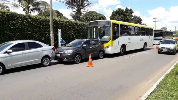 Engavetamento deixa nove feridos e congestiona pista do Lago Sul