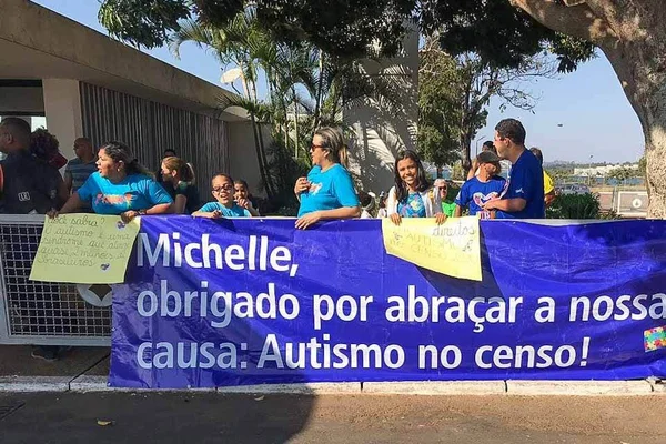 Manifestantes pedem a Bolsonaro inclusão de autistas no Censo 2020