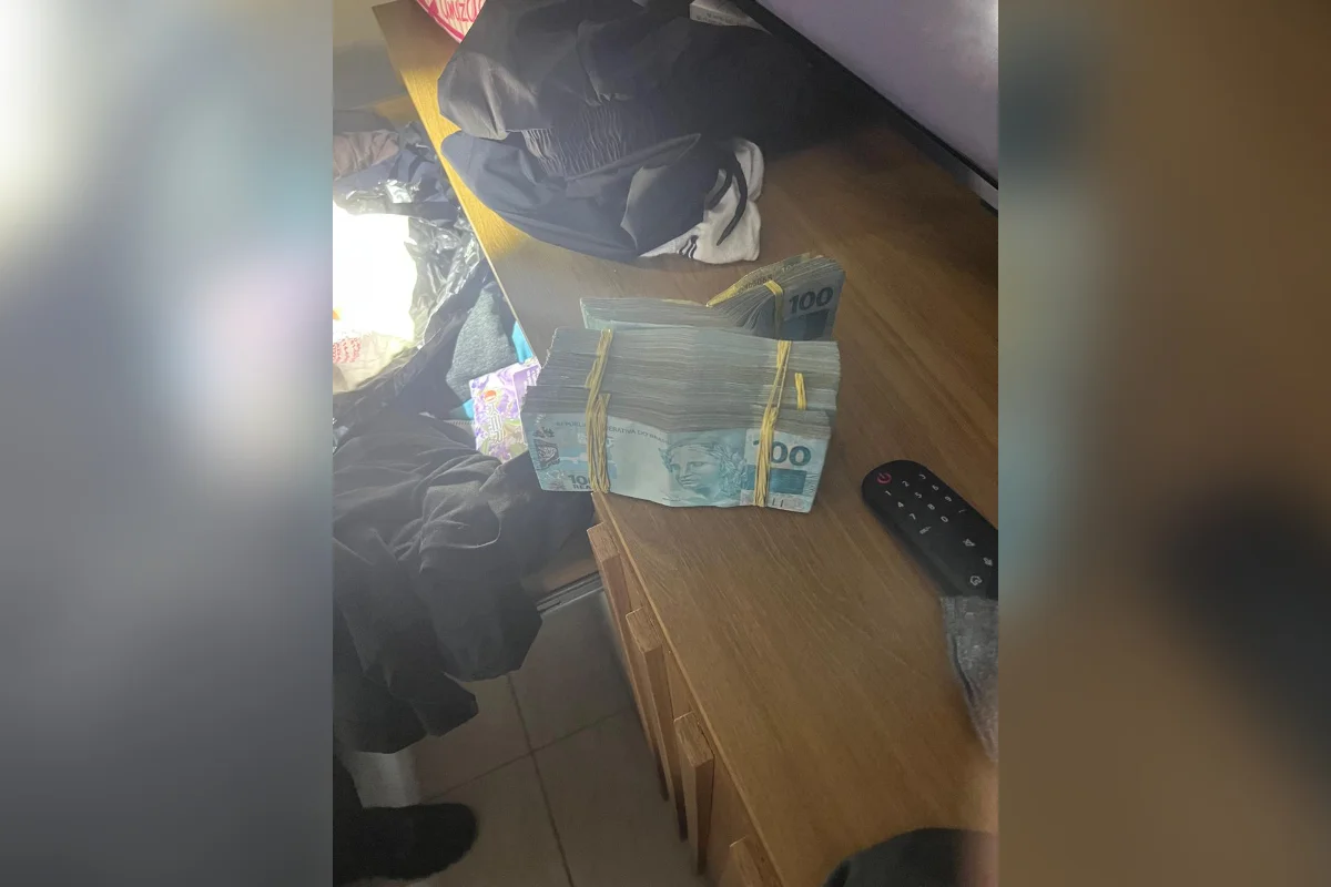 Pilhas de dinheiro foram encontradas durante buscas em Tomás Coelho Pilhas de dinheiro foram encontradas durante buscas em Tomás Coelho