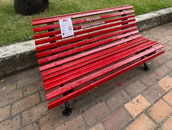 Imagem colorida de banco vermelho - Metrópoles