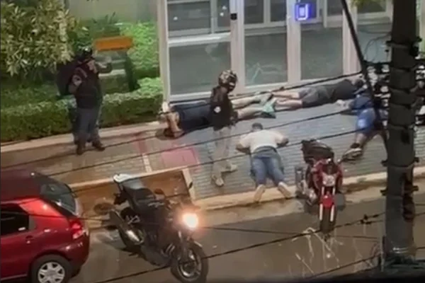Imagem colorida de assalto na zona leste