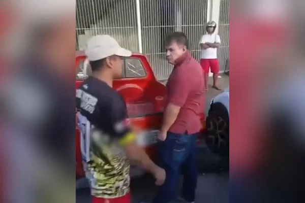 Foto colorida do momento em que homem suspeito de causar acidentes e morte de professora é impedido de fugir do local.