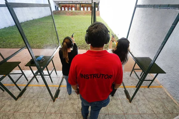 Eventos para advogados ofertam até 22 tiros de armas de fogo por R$ 150