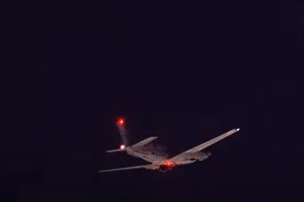 Imagem colorida mostra avião com problemas andando em círculos na zona norte de São Paulo - Metrópoles