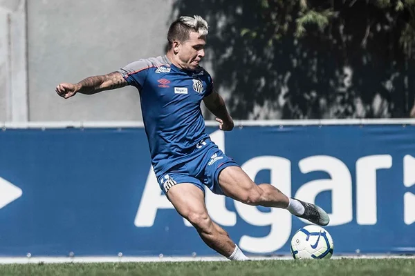 Soteldo esquece pressão e diz que 10 santista pesaria até para Messi