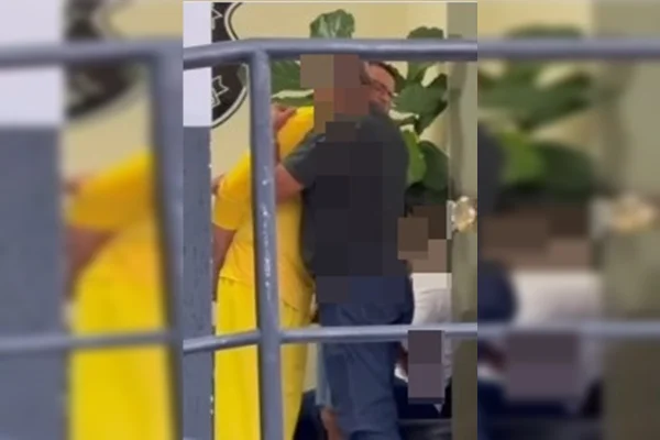 Blogueiro recebe carinho dos pais antes de ser preso