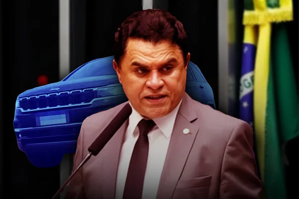 Imagem colorida mostra montagem do deputado federal Wilson santiago com carro atrás dele | Metrópoles