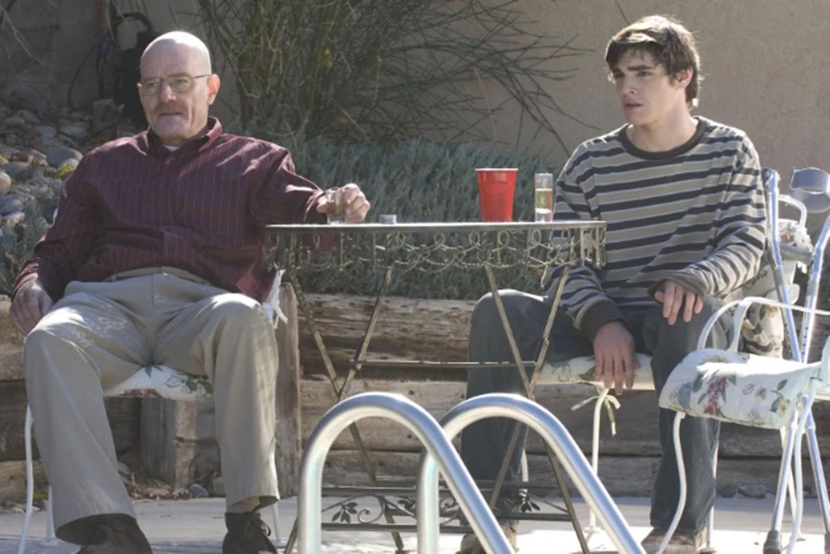 RJ Mitte ao lado de Bryan Cranston em Breaking Bad RJ Mitte ao lado de Bryan Cranston em Breaking Bad