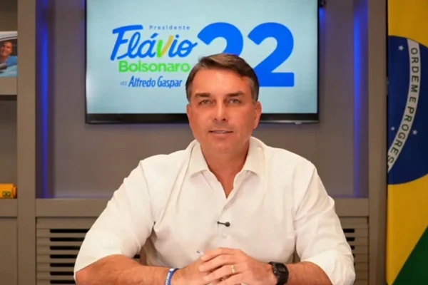 Foto colorida de Flávio Bolsonaro durante live - Metrópoles