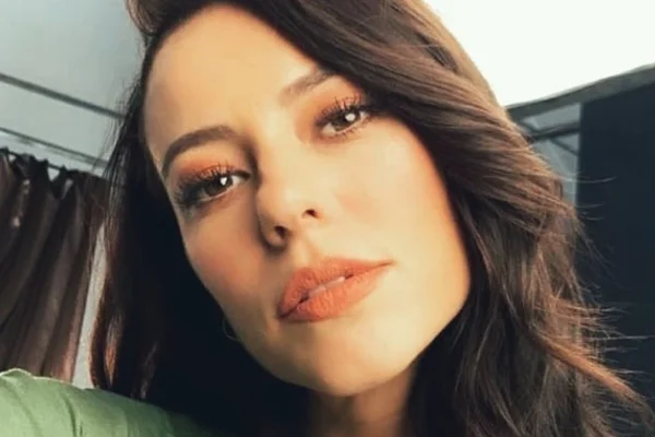 Paolla Oliveira mostra pernocas sentada em carneiros: “Ariana?!”