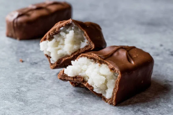 Faça um bombom de coco com apenas três ingredientes