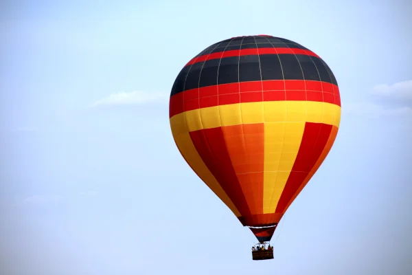 Imagem colorida de balão de ar no céu. Objetos são tradicionais em festa juninas - Metrópoles