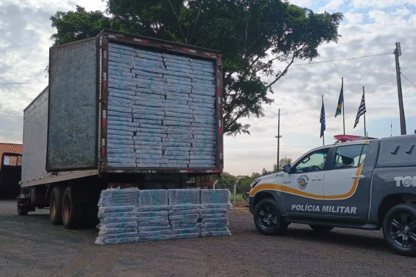 Imagem colorida mostra caminhão que transportava cosméticos carregado de drogas no interior de São Paulo - Metrópoles