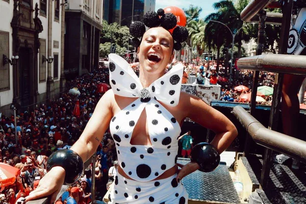 Foto colorida de Paolla Oliveira no carnaval - Metrópoles