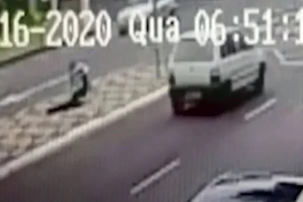 Vídeo: buraco se abre em calçada e “engole” jovem que caminhava
