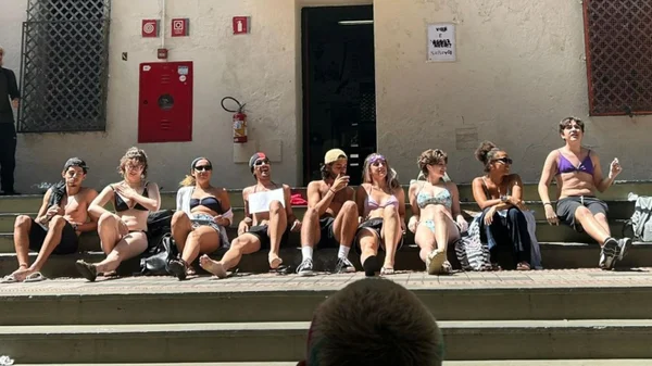 foto colorida de biquinaço na PUC: estudantes protestam contra falta de ar-condicionado nas salas de aula - Metrópoles
