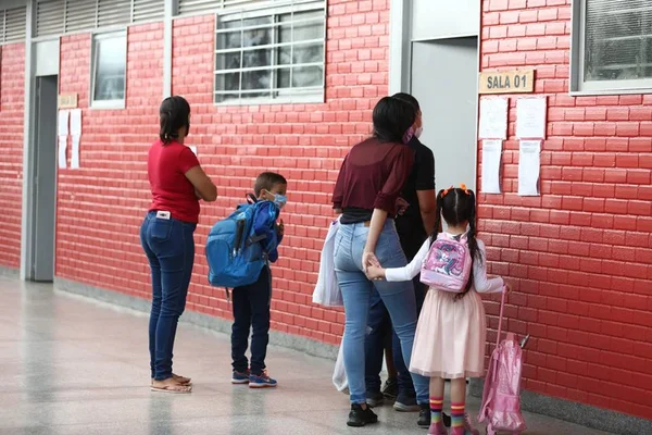 Volta às aulas presenciais em escolas públicas do DF