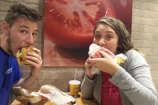 Casal “comemora” fim de namoro em lanchonete e foto viraliza na web