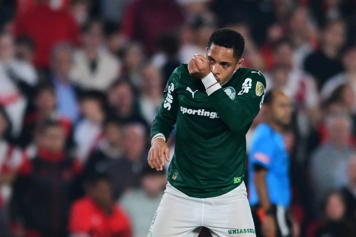 Vitor Roque comemorando gol pelo Palmeiras diante do River Plate