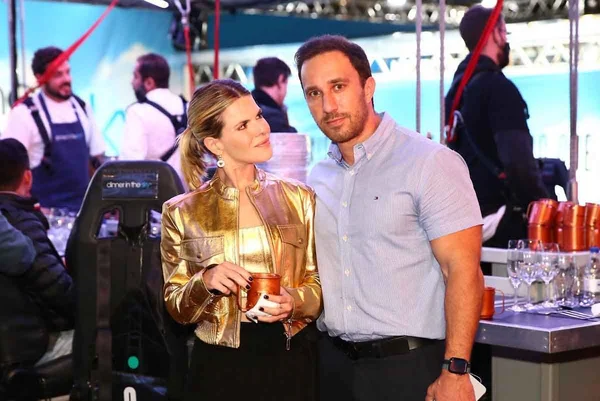 Foto colorida de Lara Nesteruk e Antônio Dourado Neto
