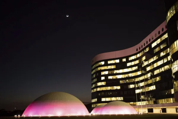 Sede do TSE iluminada à noite -- Metrópoles