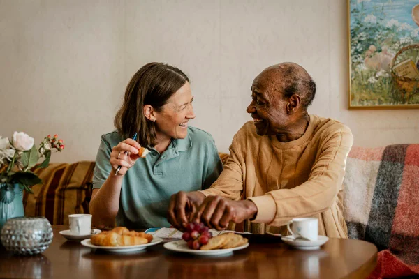 Foto colorida de mulher e homem tomando café da manhã - Metrópoles