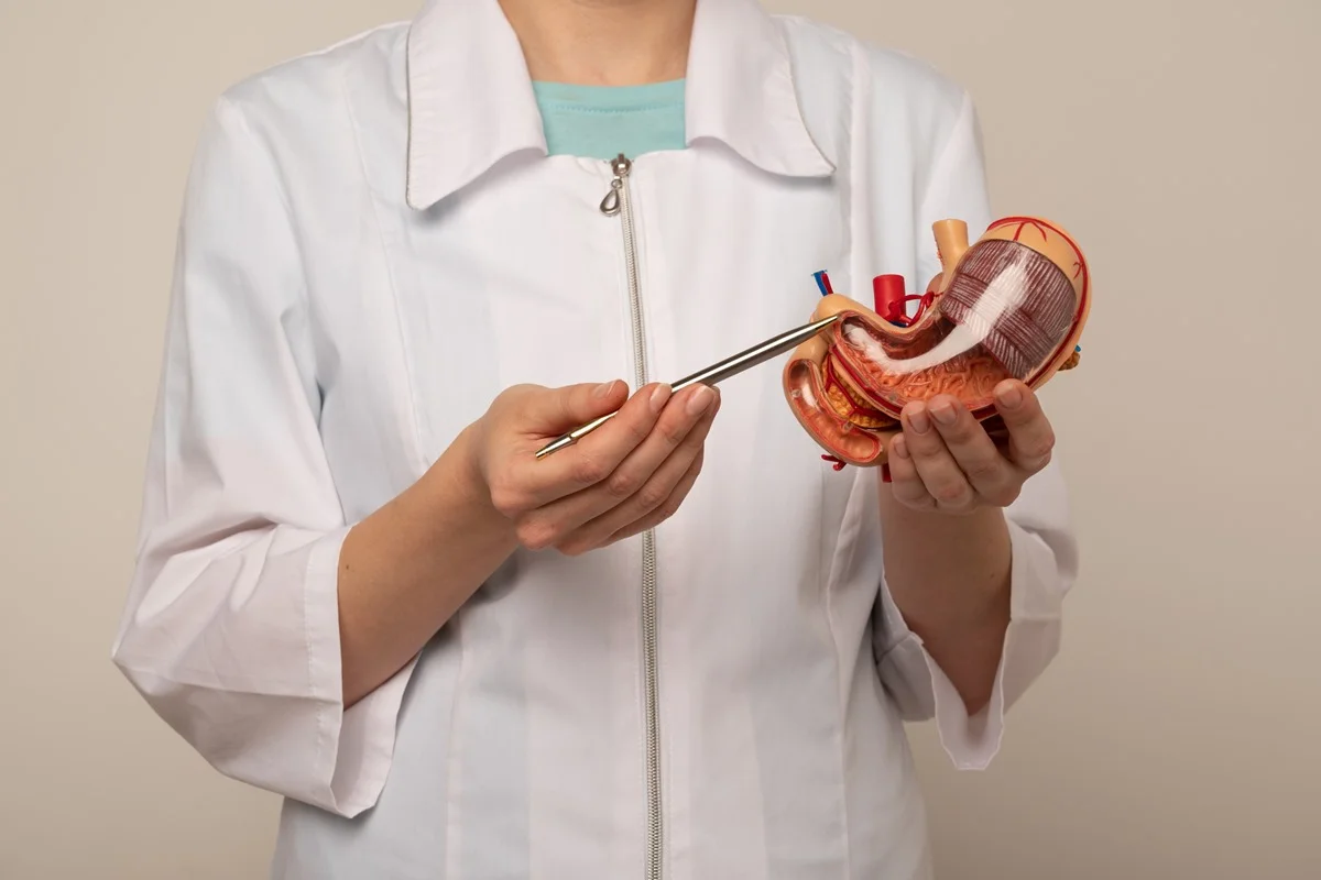 Médico explica como excesso de anti-inflamatórios pode desencadear gastrite