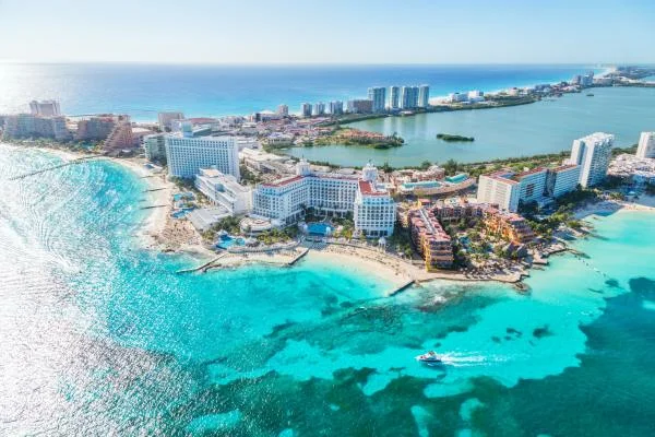 Foto colorida de praia em Cancún