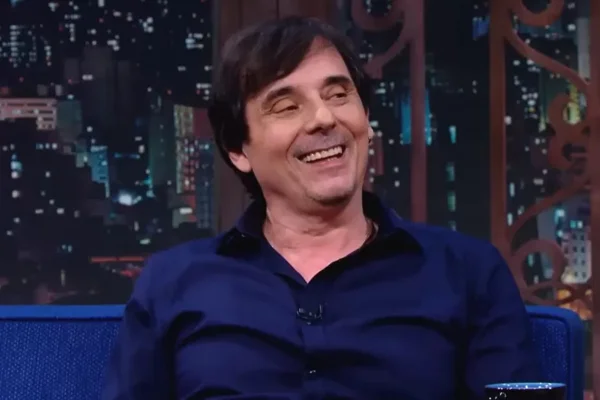 Imagem colorida de Ricardo Schnetzer sorrindo, usando blusa azul - Metrópoles