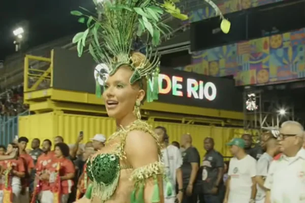 Imagem colorida de Virginia em ensaio da Grande Rio na Sapucaí - Metrópoles