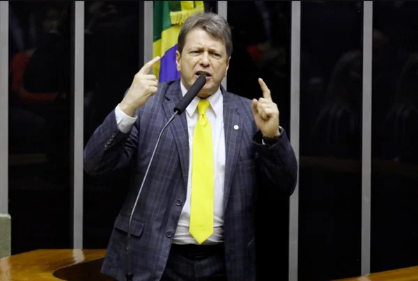 Em sessão da Câmara, parlamentar do PSL chama deputadas de “deputéricas”