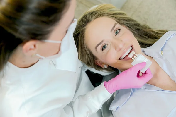 Veja dicas de clareamento dental para sorrir ainda mais em 2020