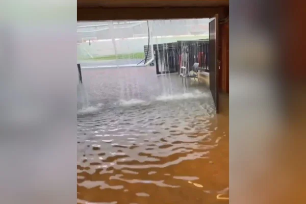 Saída próxima a gol fica alagada após chuva no Jordan-Hare Stadium.
