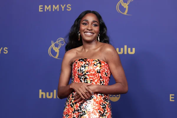 ayo edebiri emmy awards 2024 tapete vermelho premiação - metrópoles