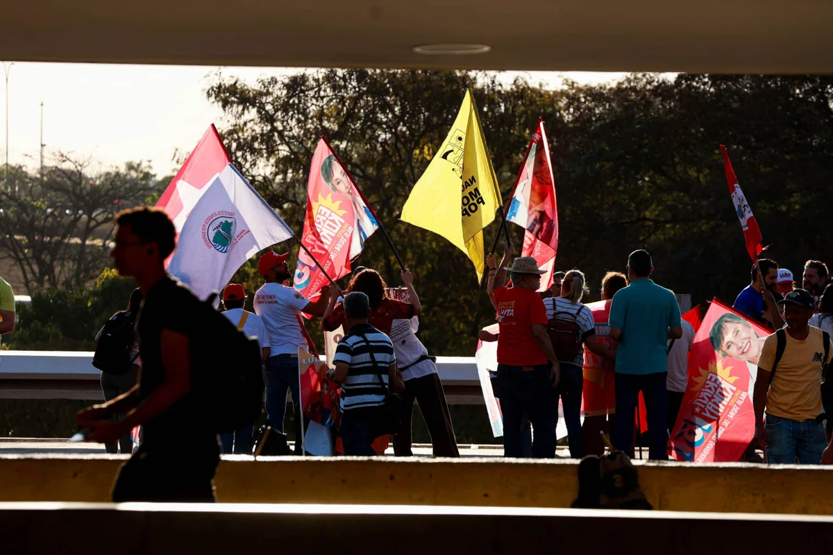 Profissão “bandeirinha”: centenas de pessoas fazem renda extra na eleição - imagem 4 Profissão “bandeirinha”: centenas de pessoas fazem renda extra na eleição - imagem 4