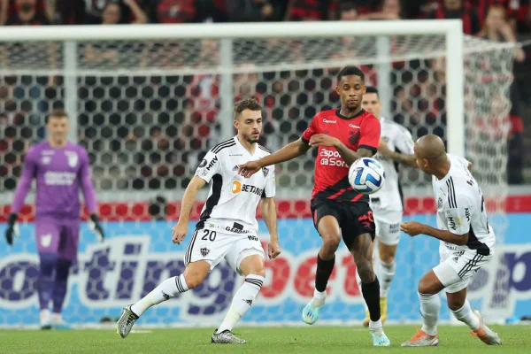Athletico-PR demite jogadores citados em esquemas de apostas