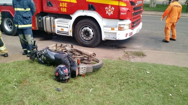 Motociclista e carro se envolvem em acidente em Taguatinga