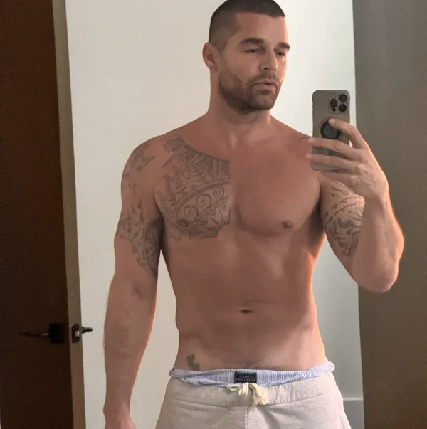 Fãs resgatam foto em que Ricky Martin deixa tatuagem íntima à mostra - destaque galeria Fãs resgatam foto em que Ricky Martin deixa tatuagem íntima à mostra - destaque galeria