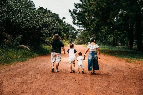 Amor sem regra: conheça pais que adotaram PCD e adolescentes