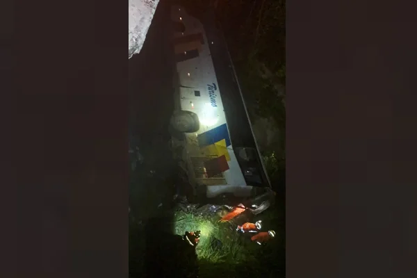 Ônibus tombado em um rio - Metrópoles