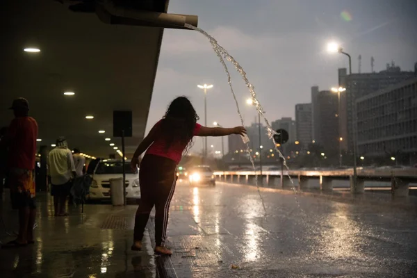 primeira chuva após um longo período de seca em brasíliaåç