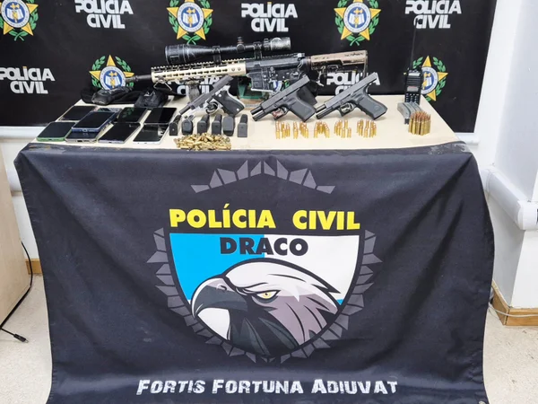 PCERJ enfrenta milicianos que extorquiam moradores e apreende arsenal de guerra