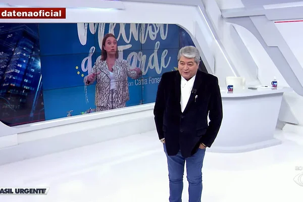 Catia Fonseca e José Luiz Datena batem papo sugestivo sobre peru no Brasil Urgente