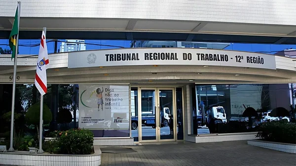 Imagem colorida da fachada do TRT-12 - Metrópoles