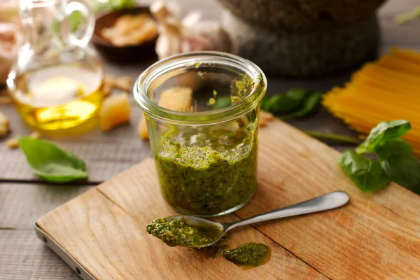 imagem colorida e molho pesto