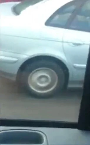 Casal é pego fazendo sexo dentro de um carro a 110 km/h - destaque galeria