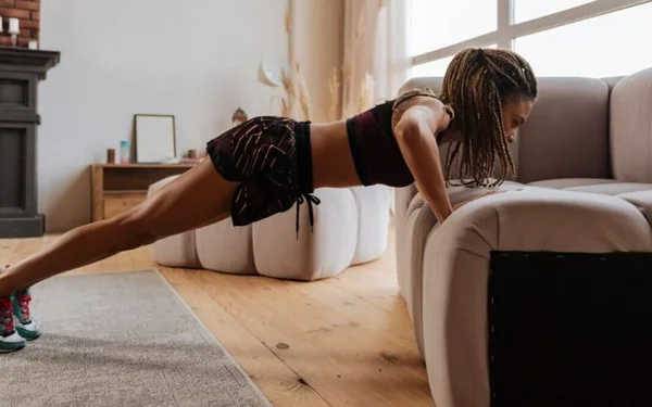 Emagrecer sem sair do sofá: Veja 3 exercícios que utilizam o móvel
