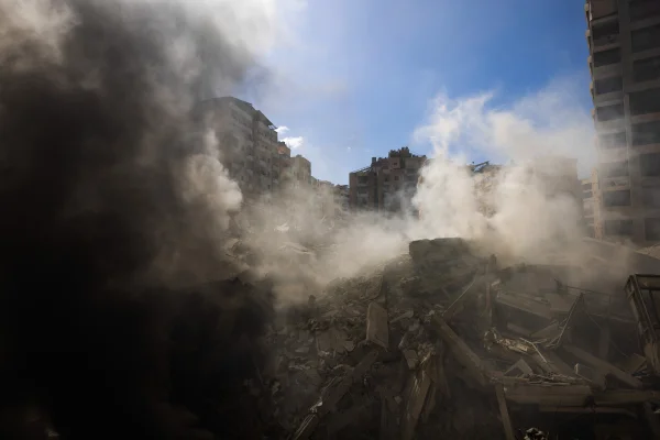 Imagem colorida de fumaça após ataque aéreo israelense à cidade libanesa de Khiam, na fronteira sul - Metrópoles