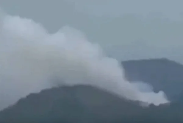 Moradores flagraram nuvem de fumaça entre as montanhas após queda