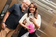 Carlos Alberto de Nóbrega e a esposa, Renata, fazem selfie no elevador